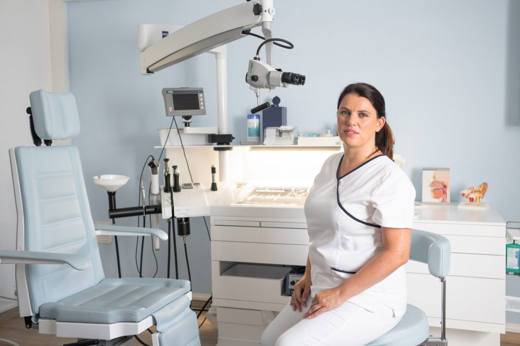 Dr. med. Annett Musch im Behandlungszimmer