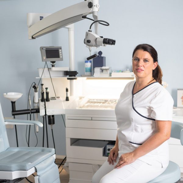 Dr. med. Annett Musch im Behandlungszimmer