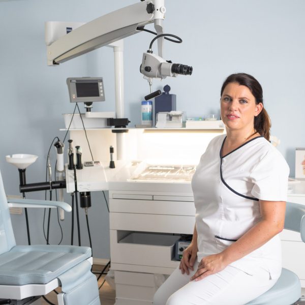 Dr. med. Annett Musch im Behandlungszimmer