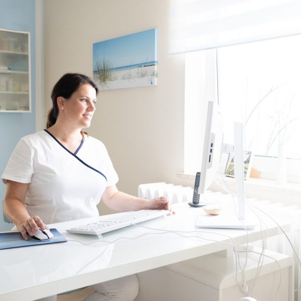 Dr. med. Annett Musch am Schreibtisch